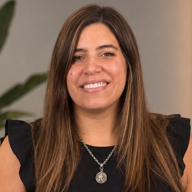 Carolina — Dirección general · Estrategia, equipo de BRIDGE